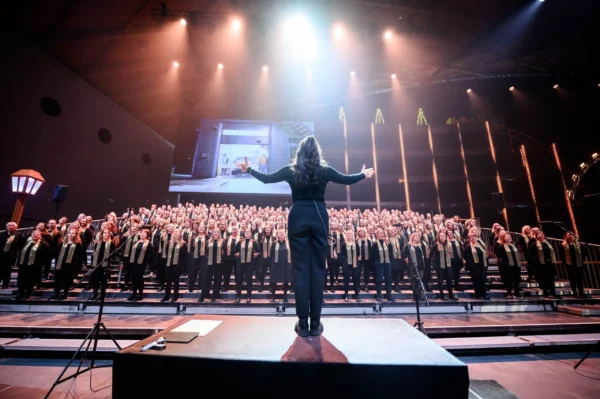 Chor bei Weihnachtsveranstaltung, festliche Stimmung, Musik, feiern, Advent, Szene in Halle, Gesang, Konzert, Weihnachtszeit, fröhliches Event.
